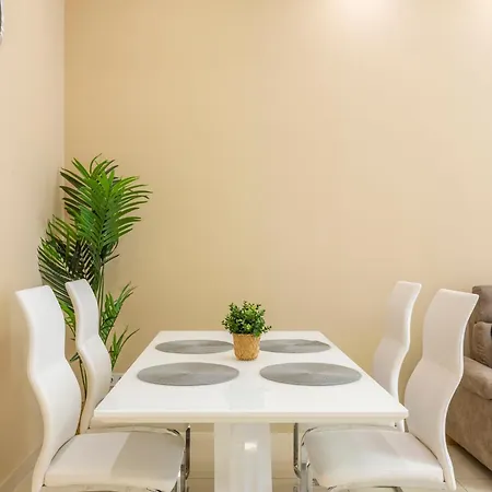 Daire Spacious Bajcsy In The Heart Of Budapeşte