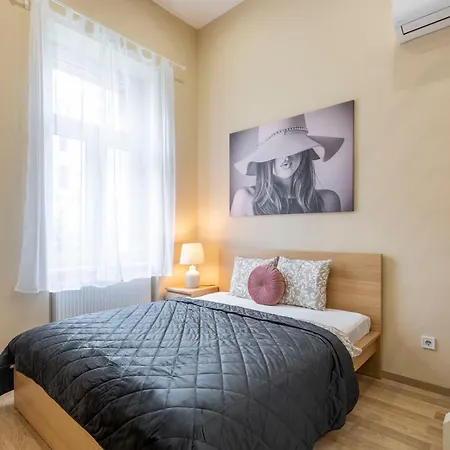 Daire Spacious Bajcsy In The Heart Of Budapeşte