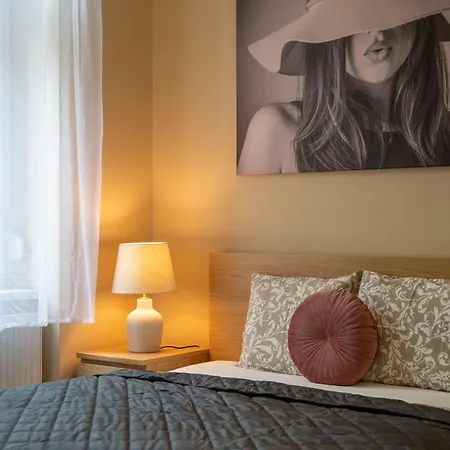 Daire Spacious Bajcsy In The Heart Of Budapeşte