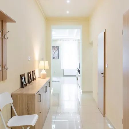 Spacious Bajcsy In The Heart Of Apartamento